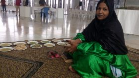 نساء جانت يستعن بالأعشاب لتحضير أكلات رمضان