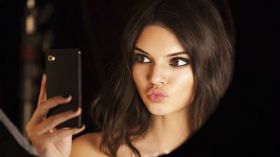 هكذا تؤثر صور السيلفي على النساء؟!