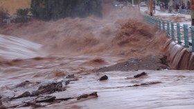 السيول تغمر أكثر من 100 مسكن وتتسبب في خسائر بجانت