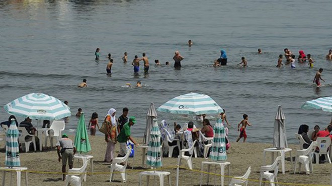 مصطافون يفضلون الأكل المنزلي تفاديا للتسممات الغذائية