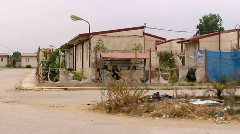 المستقدمون من موقع مقام الشهيد باتجاه الكاليتوس يطالبون بالترحيل