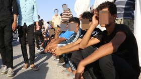 الجلوس على قارعة الطريق وتحت شرفات البيوت