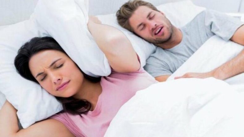 بهذه الطرق الناجعة تتخلصين من شخير زوجك؟