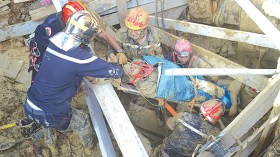 إنقاذ شاب قضى خمس ساعات تحت الأنقاض بالشراقة