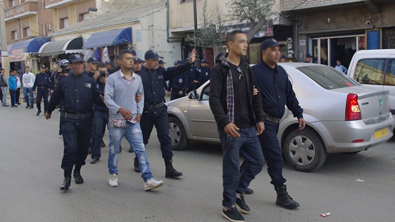 توقيف مسبوقين ضبط بحوزتهما مهلوسات وأسلحة بيضاء في وهران