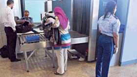 سيدة تنتحل صفة شرطية لنهب حقائب المسافرين بالمطار!