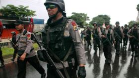 شرطة إندونيسيا تعتذر عن استخدام ثعبان مع مشتبه