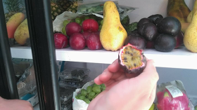 أثرياء.. مرضى وحوامل في طوابير الفواكه المليونية