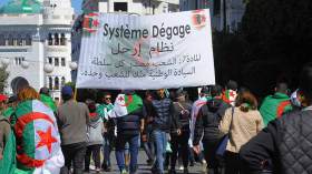 طوارئ في محلات “الأنفوغرافيا” للظفر بشعارات الحراك