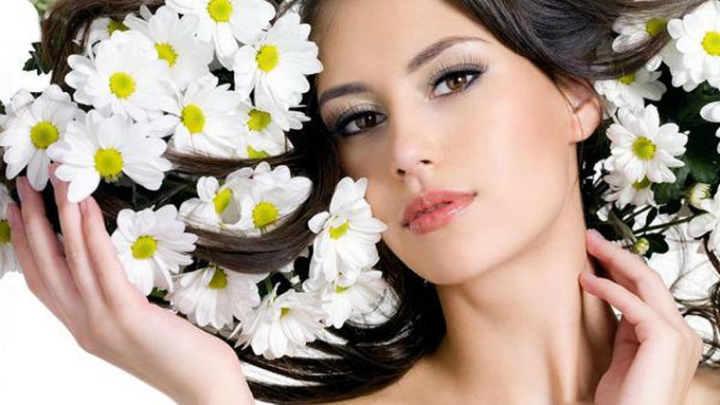 هكذا تجعلين رائحة شعرك جذابة وآسرة؟!