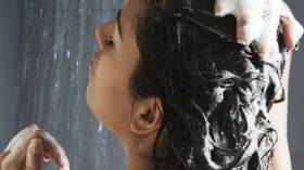 كم مرة تغسلين شعركِ في فصل الشتاء؟