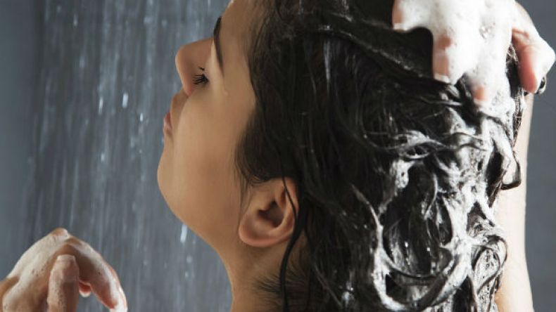 كم مرة تغسلين شعركِ في فصل الشتاء؟