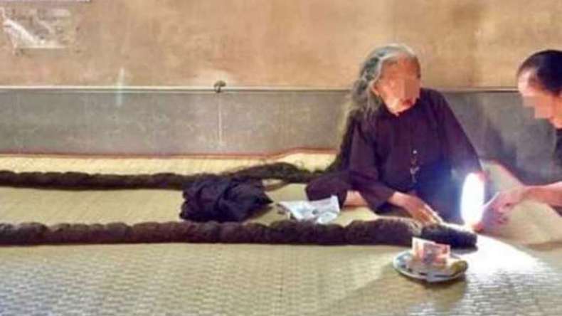 لهذا السبب لم تغسل هذه السيدة شعرها منذ 64 عاما؟