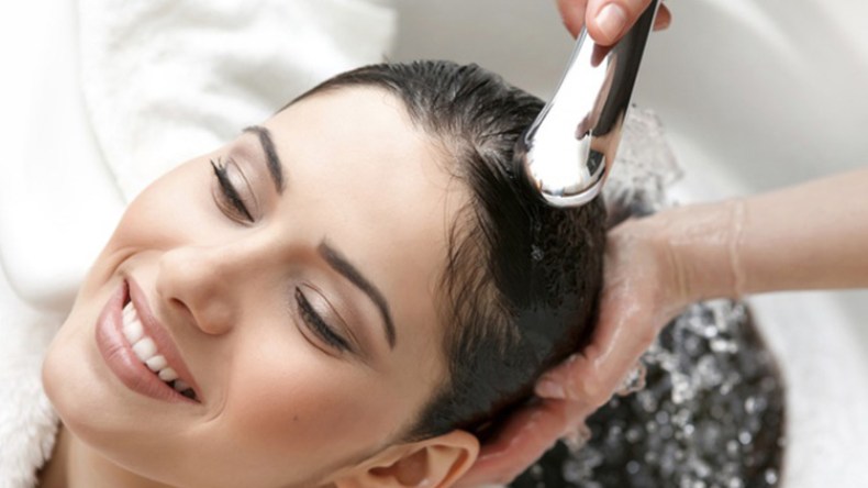 خطوات صحيحة لغسل الشعر