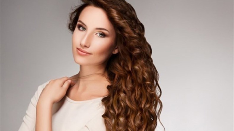 الشعر الكيرلي والمجعد يتربع على عرش الموضة