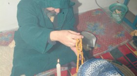 أستاذ متقاعد يمارس الشعوذة تحت غطاء الرقية