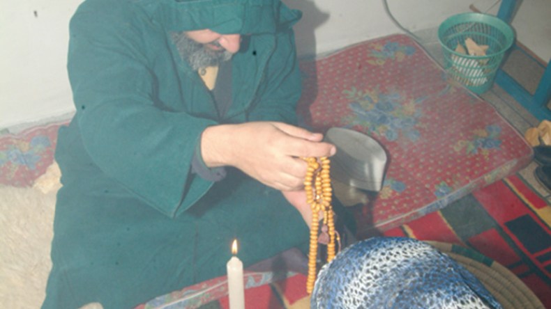 أستاذ متقاعد يمارس الشعوذة تحت غطاء الرقية