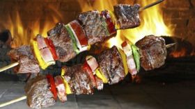 فتاة تقبل التحدي وتلتهم 255 عود شواء في أقل من نصف ساعة!