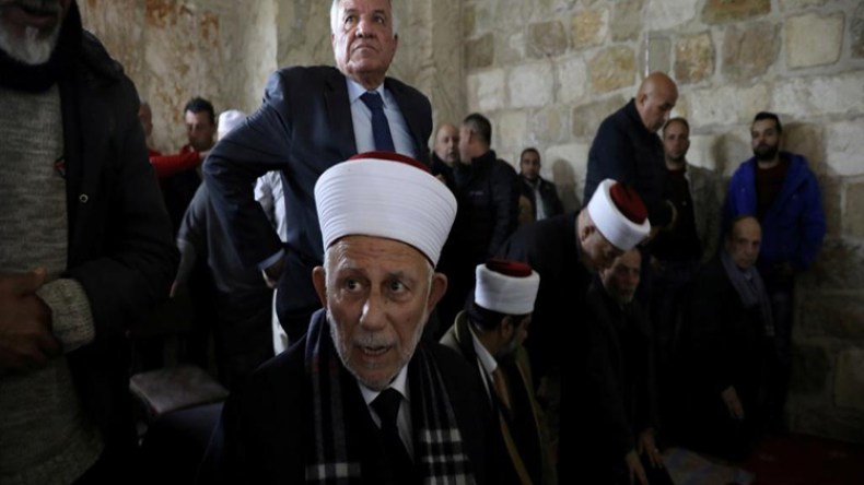 الكيان الصهيوني يبعد رئيس أوقاف القدس عن الأقصى