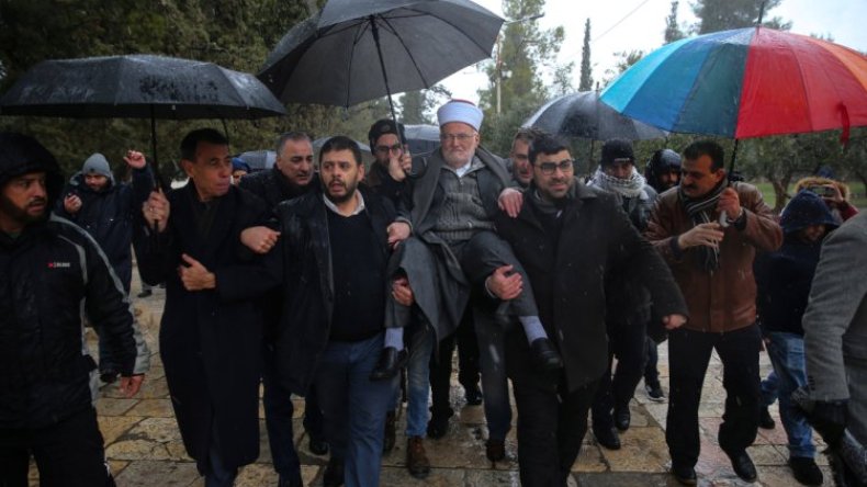 الاحتلال يُبعد الشيخ عكرمة صبري عن الأقصى