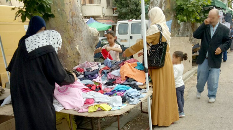 “زوالية” يتصالحون مع العيد بملابس “الشيفون”