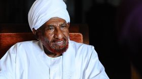 مصر تمنع الصادق المهدي من دخول أراضيها