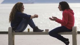 خانت الثقة والصداقة فكيف أتصرف معها؟!