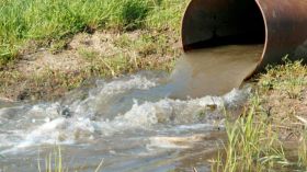 برك الصرف الصحي بجوار آبار مياه الشرب بتيمياوين الحدودية في أدرار