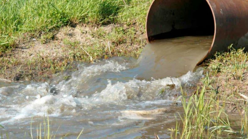 برك الصرف الصحي بجوار آبار مياه الشرب بتيمياوين الحدودية في أدرار