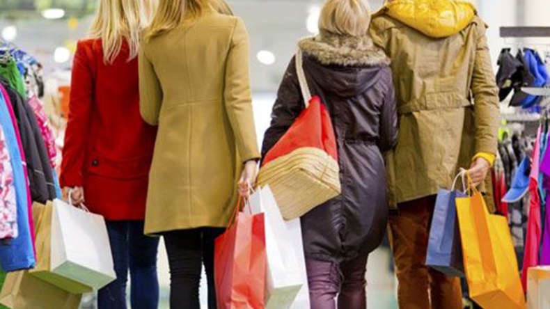 مغتربون في مقدمة طوابير موسم “الصولد” الصيفي