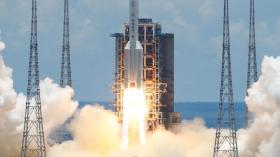 الصين تطلق أول مسبار لها إلى المريخ (فيديو)