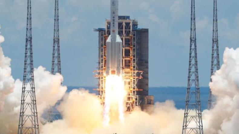 الصين تطلق أول مسبار لها إلى المريخ (فيديو)