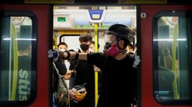 تعليق حركة القطارات إلى مطار هونغ كونغ بعد تهديد المحتجين