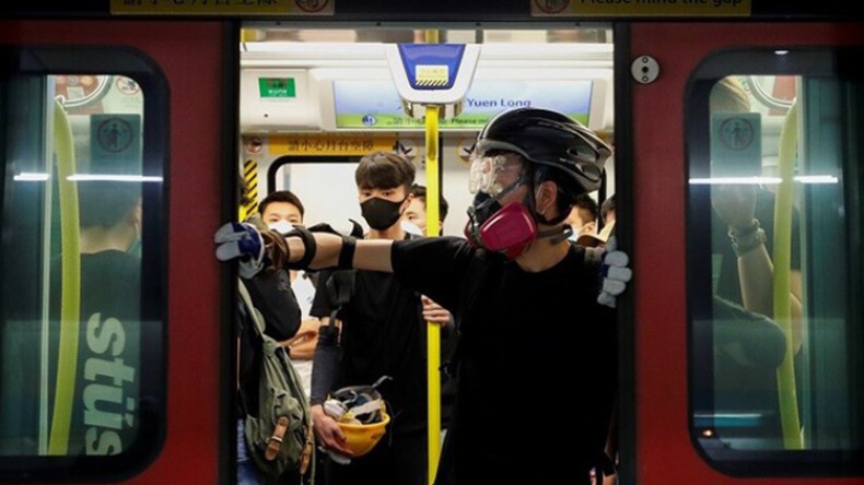 تعليق حركة القطارات إلى مطار هونغ كونغ بعد تهديد المحتجين