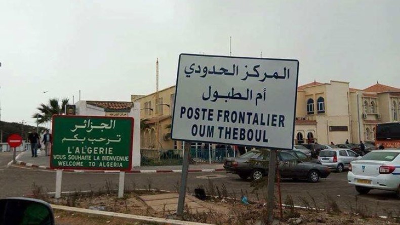 عمال مفصولون يغلقون طريق معبر حدودي بالطارف