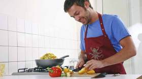 أزواج يتحولون إلى طباخين ماهرين