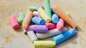 احتفظي بقطعة طبشور في حقيبتك.. والسبب؟!