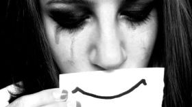 بخيل في جيبه ومشاعره فهل أكمل حياتي معه؟