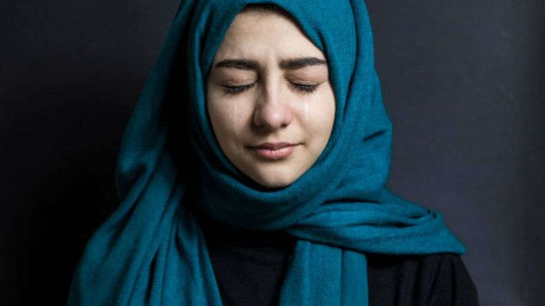 يهددني بالطلاق في كل حين فهل أتركه؟