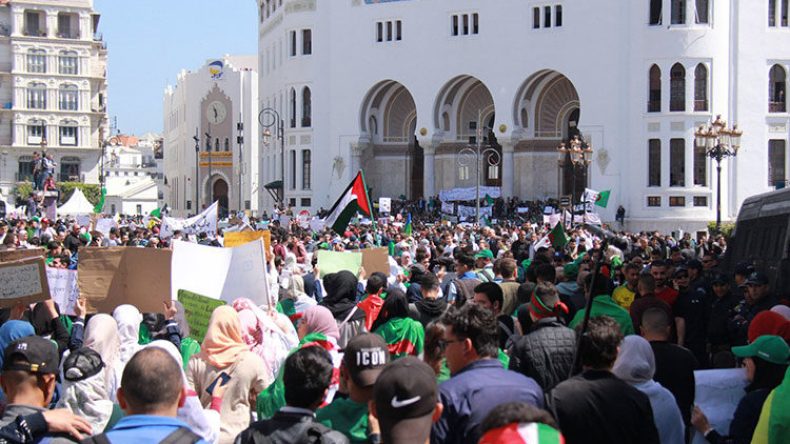 “حراكيون” يخرجون إلى الشّارع مُهددين الصحة العمومية!