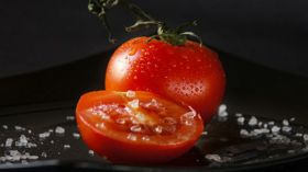 قناع الطّماطم والسُّكّر لمحاربة حب الشباب