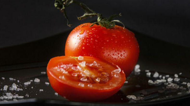 قناع الطّماطم والسُّكّر لمحاربة حب الشباب