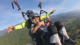 عجوز في الـ 93 من عمرها تقوم بجولة طيران مظلي