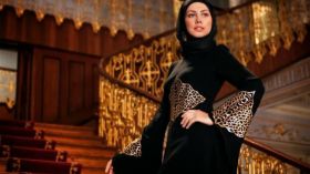 “العباية” الحديثة.. قماش يصف الجسد وألوان تتحرش بالنظر!