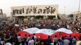 عشرات العراقيين يتظاهرون في البصرة ضد الفساد وتردي الخدمات