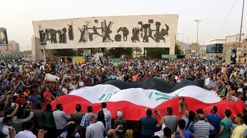 عشرات العراقيين يتظاهرون في البصرة ضد الفساد وتردي الخدمات