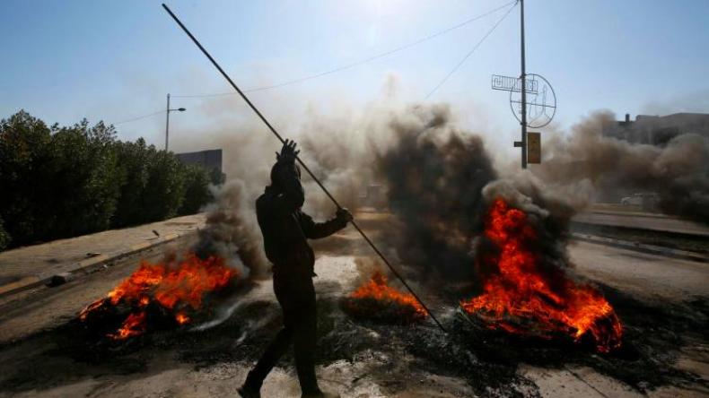 قوات الأمن تشتبك مع المحتجين في العراق