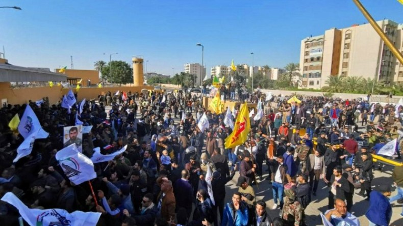 محتجون يتجمعون خارج السفارة الأمريكية في بغداد