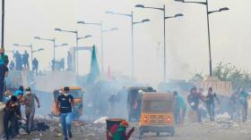 مئات العراقيين يواصلون الاحتجاج