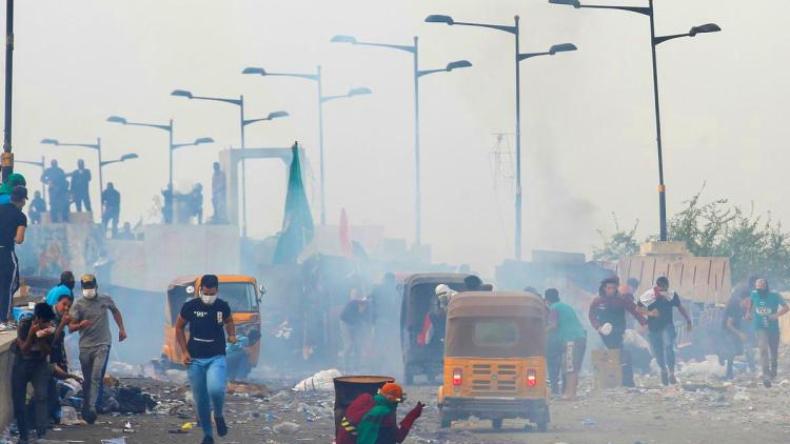 مئات العراقيين يواصلون الاحتجاج